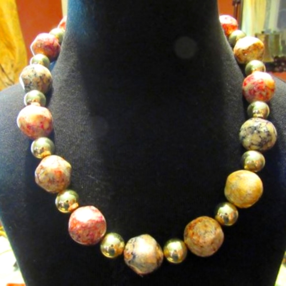 🌷🤎🌷 Precious Chunky Acrylic Marbled and Gold Beaded Necklace